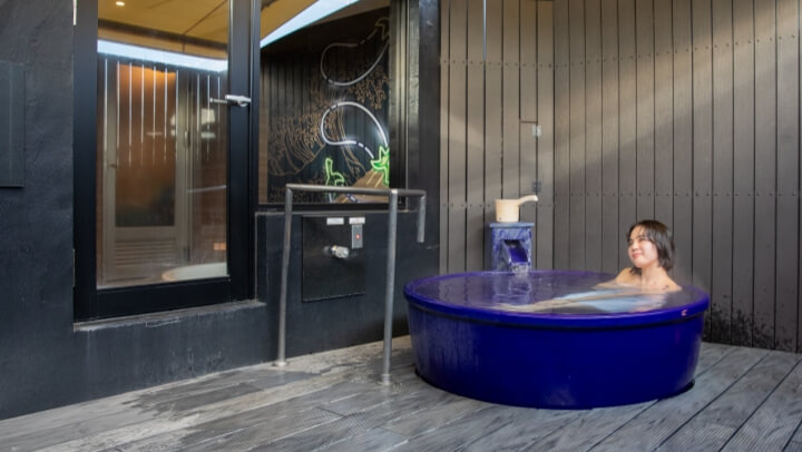 お部屋の露天風呂でくつろぐ女性の写真