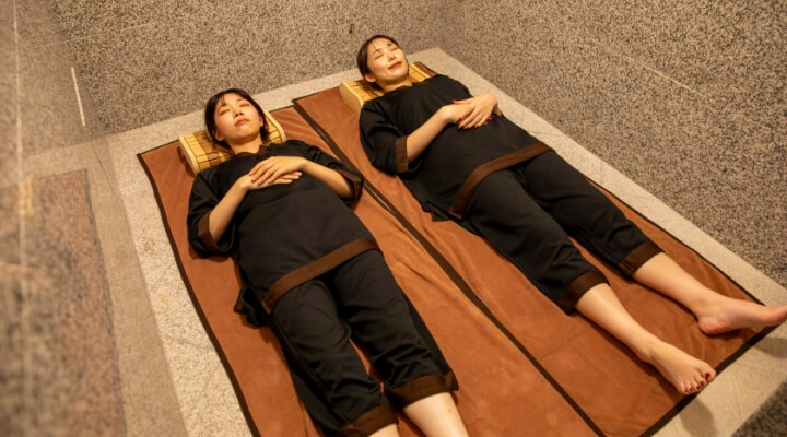 女性2人がホテルホカの個室岩盤浴を楽しむ様子