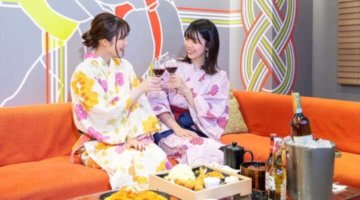 ホテルホカのお部屋で乾杯する女性2人