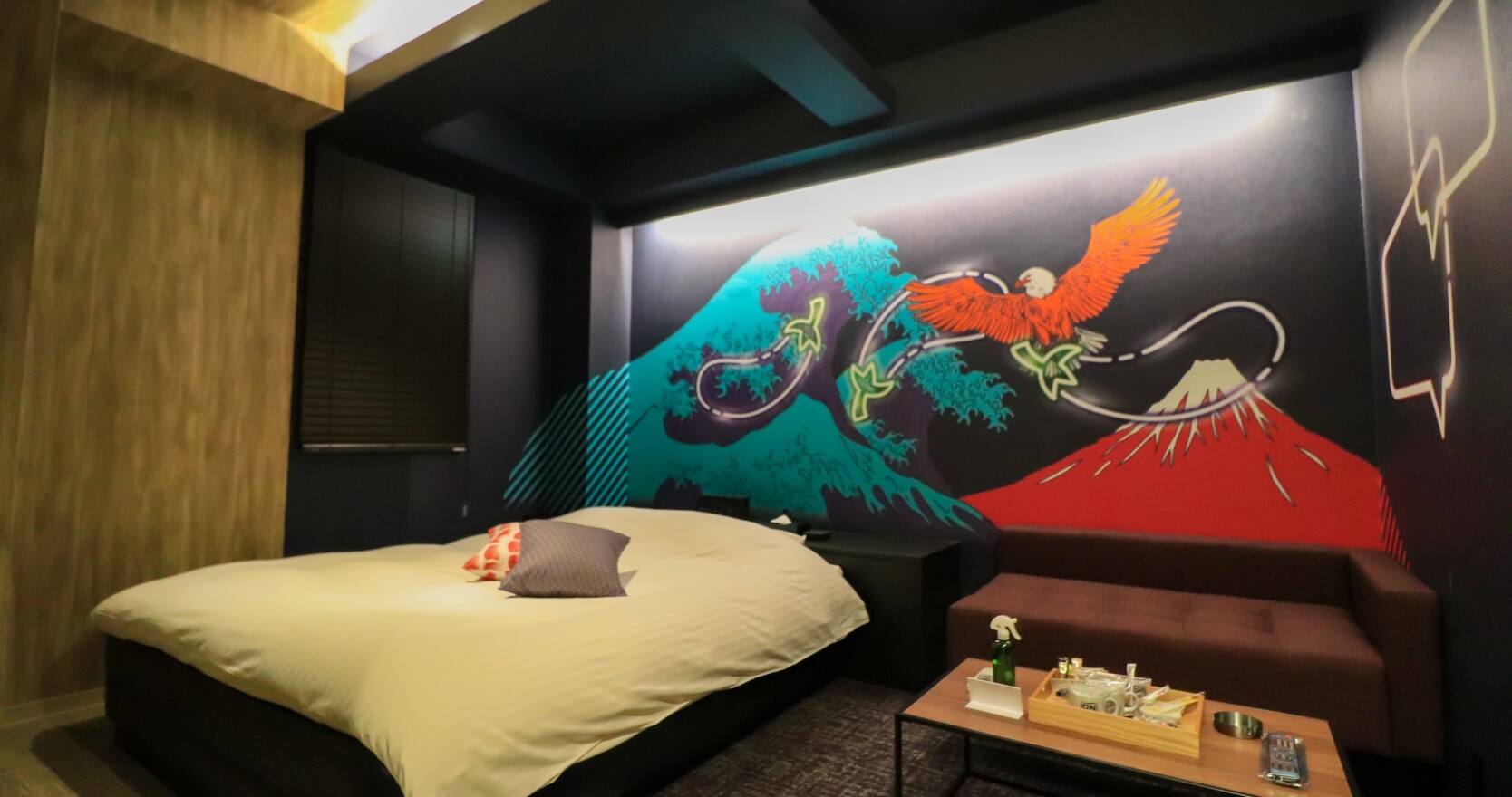 グラフィックが施された302号室の写真