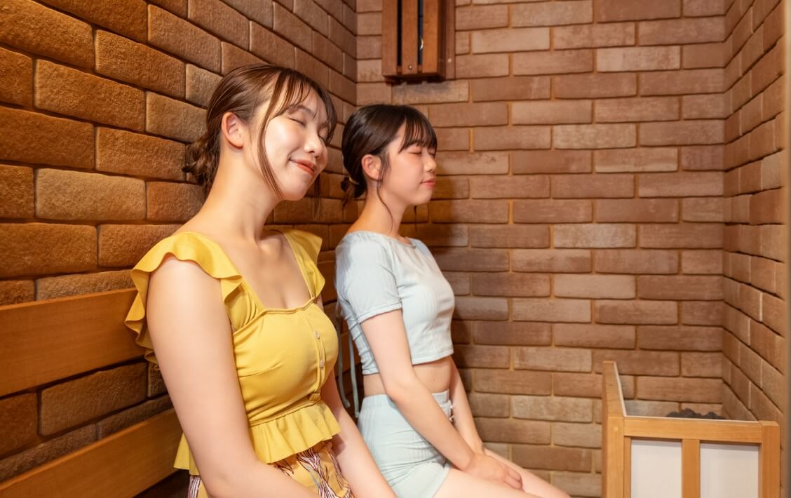 2人でサウナを楽しむ様子
