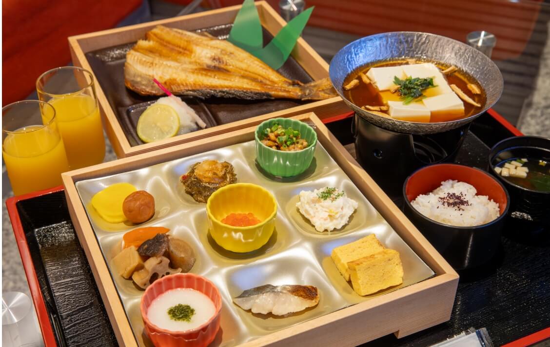 和風御膳の朝食の写真