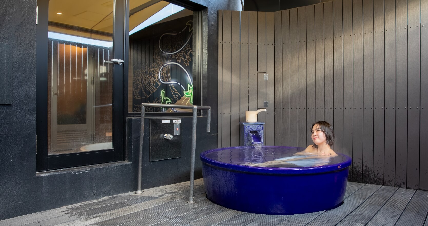 個室の露天風呂を楽しむ女性