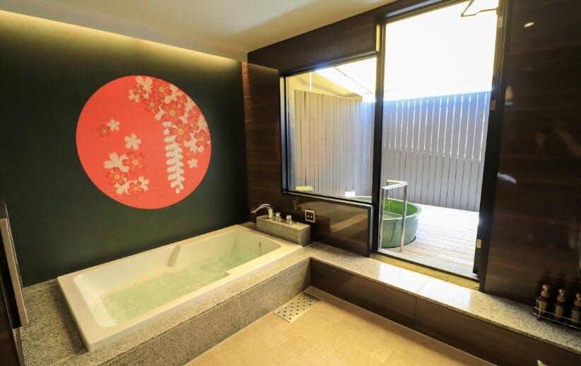 室内のお風呂の写真