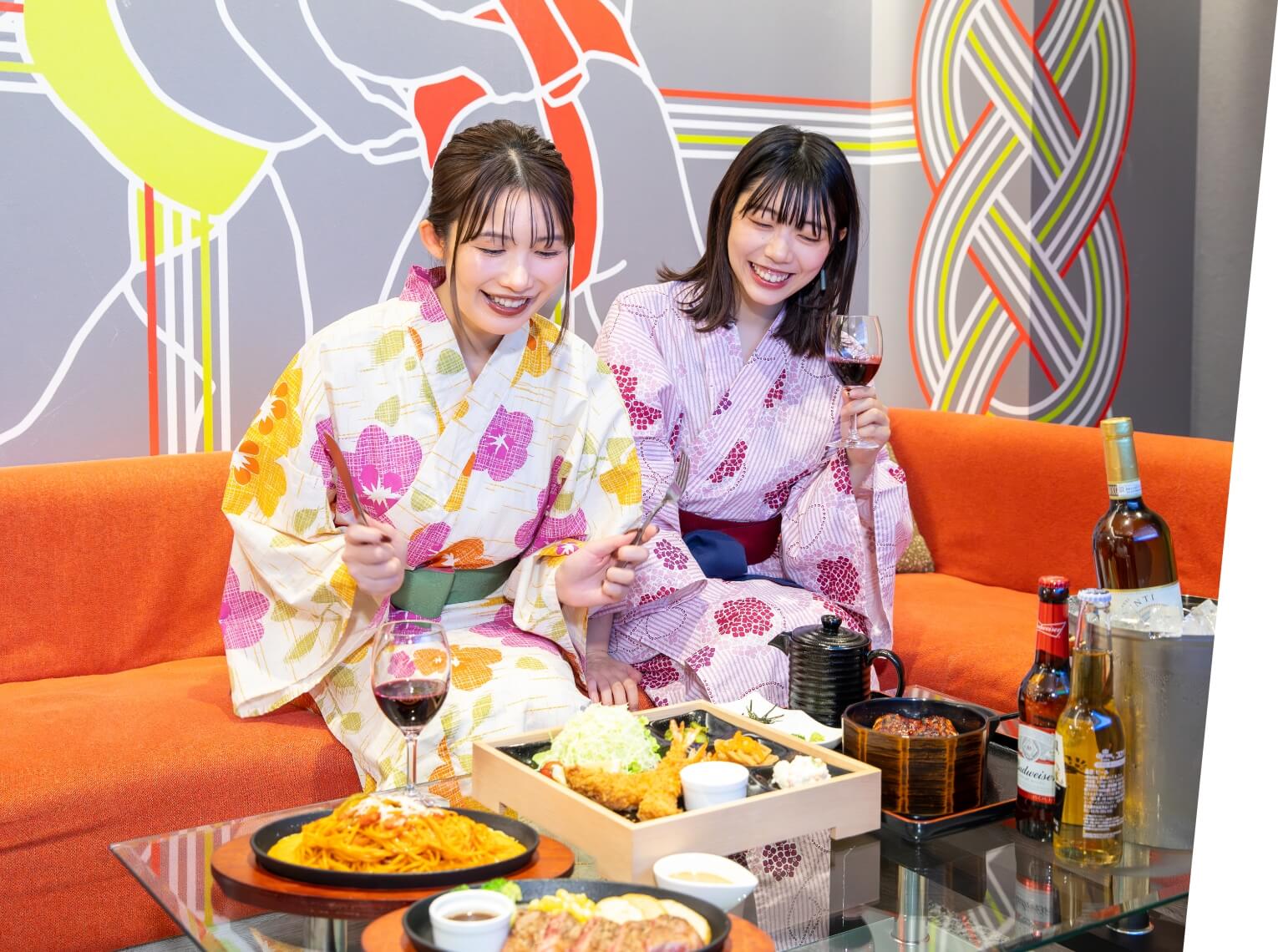 お部屋で食事を楽しむ女性2人の様子