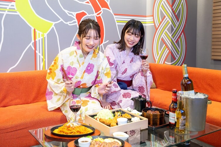 お部屋で食事を楽しむ女性2人の様子