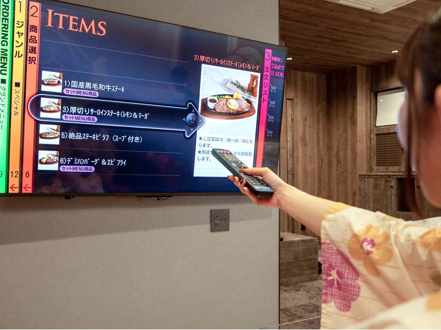 注文時、モニターを操作する様子