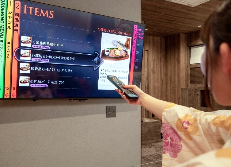 注文時、モニターを操作する様子