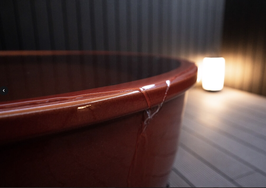 客室のお色に合わせた信楽焼の陶器風呂