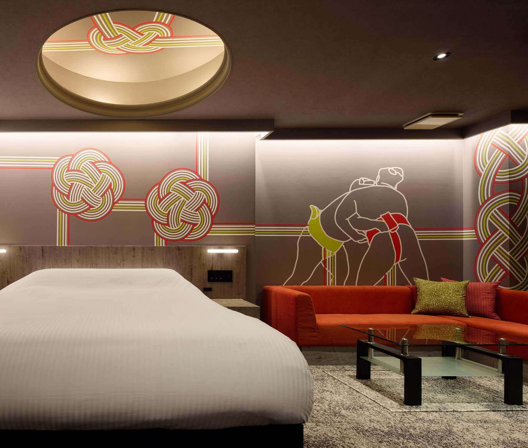 パスタ、ステーキ、デザート、シャンパンなどが乗ったテーブルの様子