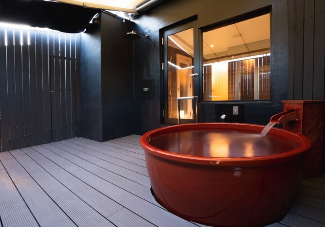 信楽焼の陶器でできた露天風呂