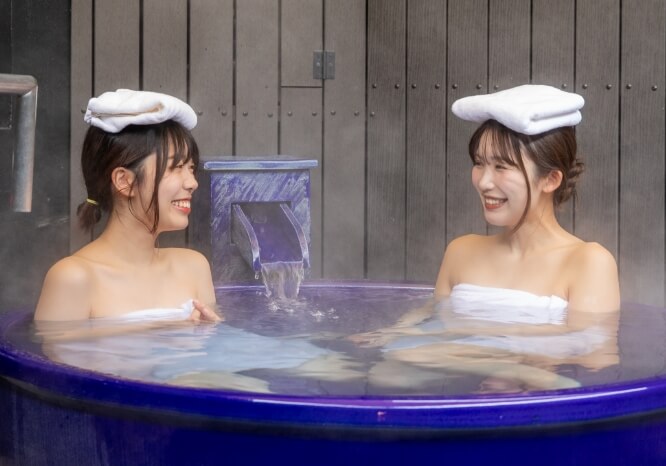 露天風呂を楽しむ女性2人