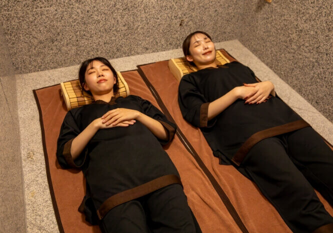 2人で岩盤浴を楽しむ様子