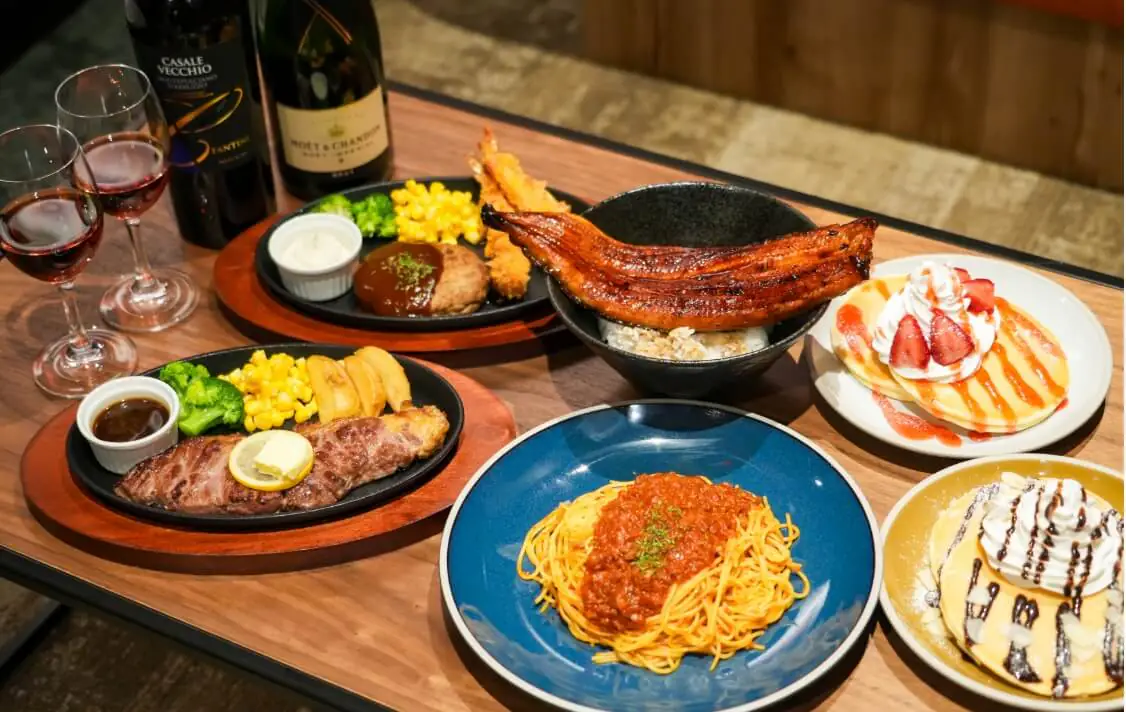 テーブルに様々なお食事が並べられている様子